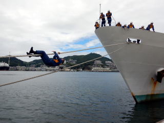 ロープにぶら下がる潜水士